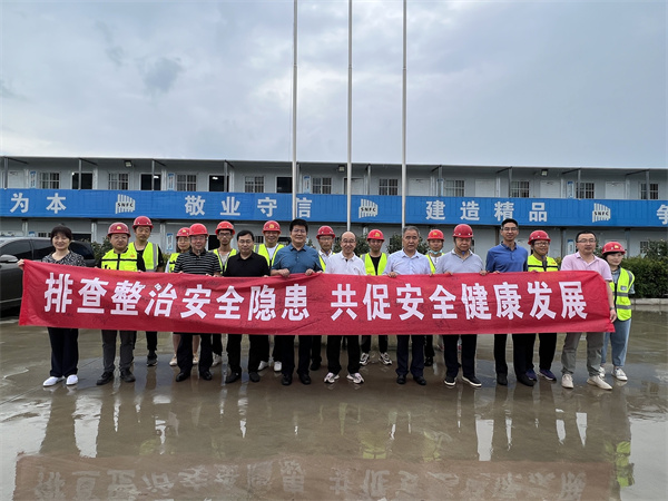 有色西勘院總經(jīng)理常禮安一行赴公司灃東新城灃河東路下穿通道項目指導工作并慰問一線職工
