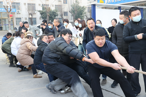 燃動(dòng)冬日 “繩”采飛揚(yáng)——公司舉行“迎元旦 強(qiáng)體魄 聚力量 開(kāi)新局”拔河比賽！